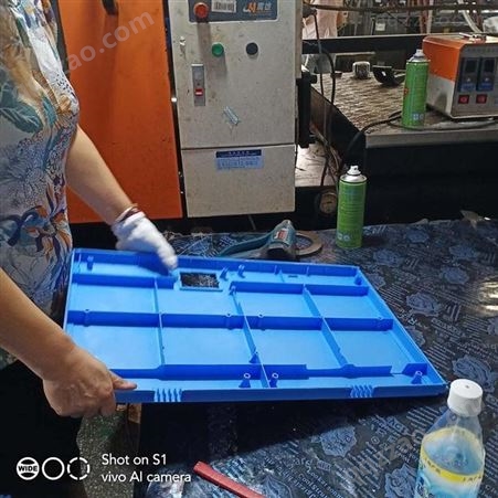 上海一东注塑储t柜工厂订制全塑料更衣柜设计开模易家具课桌ABS注塑成型家具塑料模具